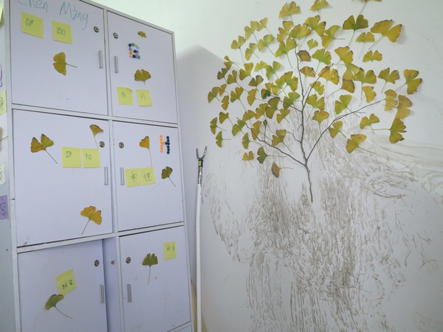 本着花小钱办大事的原则,同学们围绕班级主题对教室、寝室展开了纯手工制作的氛围布置。全班总动员——心灵手巧的女生折起了千纸鹤、幸运星、爱心桃……就连我们大条的男生也耐心地学习折纸,为氛围大赛贡献出自己的力量。